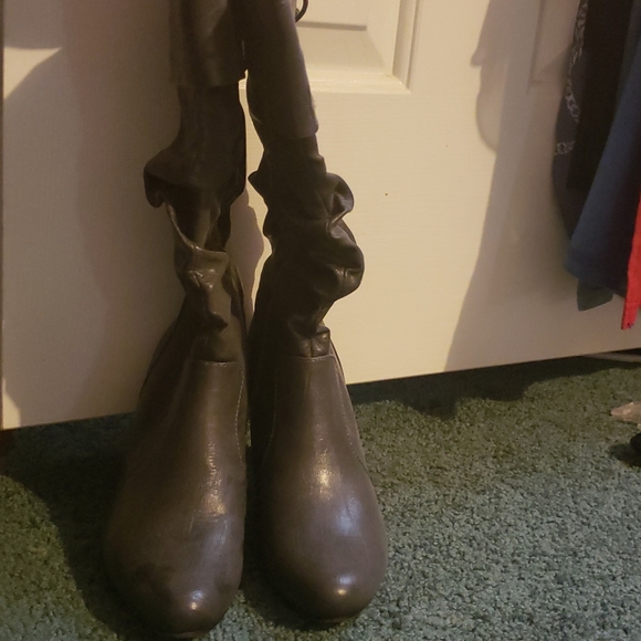 Like new heeled grey boots - Picture 2 of 3